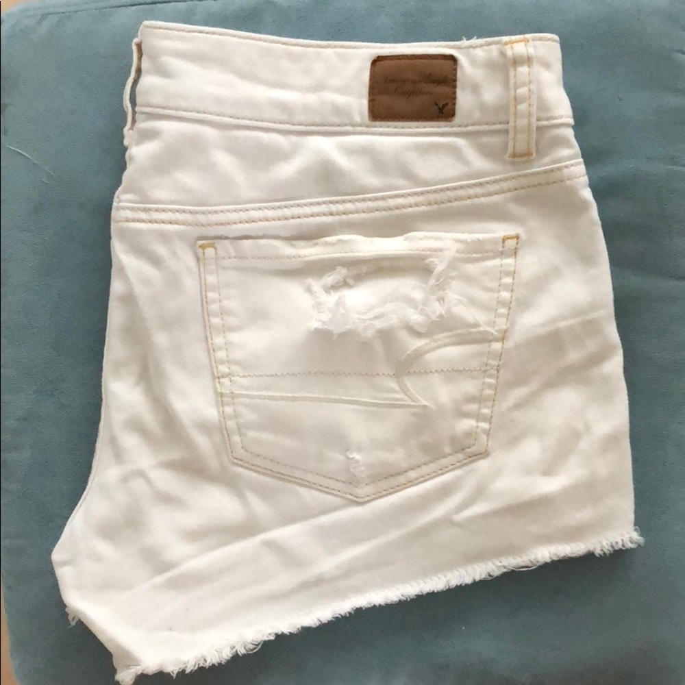 Low rise AEO white shorts